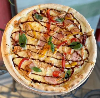 Піца з гострою куркою,беконом та солодким перцем