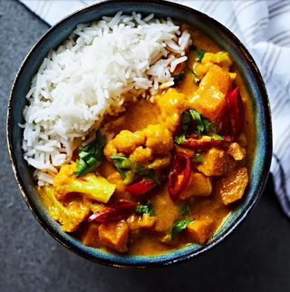 Żółte, czerwone lub zielone curry z wołowiną  500 ml