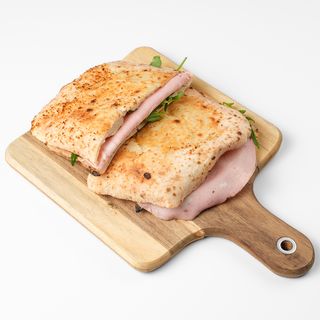 Mortadella i mozzarella sendvič