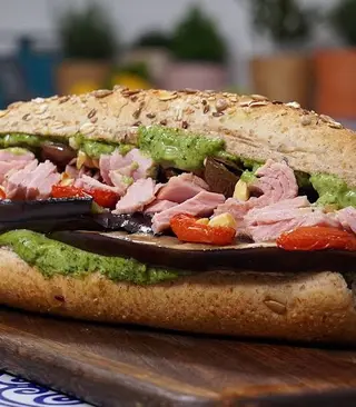 Panino multicereali con tonno, melanzane e pomodoro