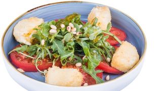 Салат с жареной моцареллой и рукколой