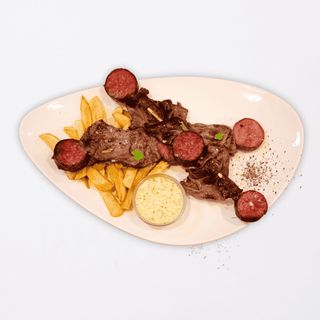 Chuzo De Carne Con Papitas Fritas