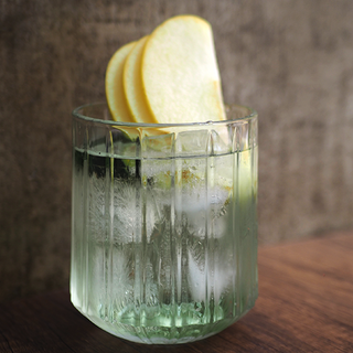 მწვანე ვაშლის ჯინ ტონიკი