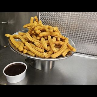 25 churros + 1/2 litro chocolate 