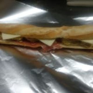 Bocadillo Tortilla Cemborain  41 cm (1ud) Tortilla de patata con Jamón Serrano y Queso. + Patatas Fritas (100gr)