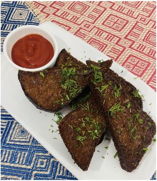 Чесночные гренки с соусом 