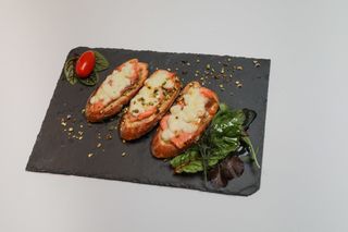 Bruschette sa dimljenim lososom 200 gr