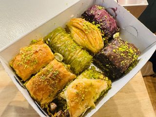 Малка кутия микс шамфъстък (330г)