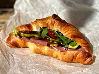 Круасан з прошуто та в'яленими томатами  (120г)