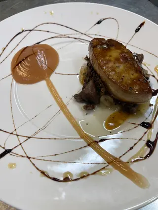 Foie A La Plancha Sobre Fondo De Cebolla Caramelizada Y Hongos 