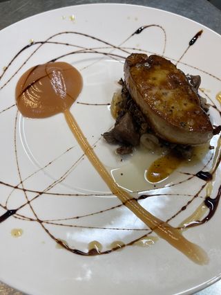 Foie A La Plancha Sobre Fondo De Cebolla Caramelizada Y Hongos 