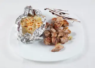 Ceafa de porc la tigaie cu cartofi cu rozmarin