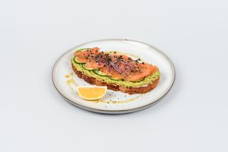 Avokado tost sa dimljenim lososom