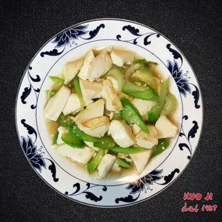 Tofu con sedano