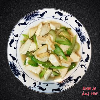 Tofu con sedano