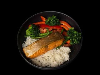 Стейк лосося з брокколі та рисом басматі (380г)