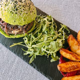 Hambúrguer Artesanal Vegetariano em (pão) caco de espinafres (a partir das 12h00)