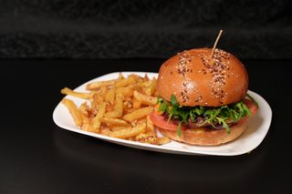 Burger de vita cu cartofi prajiti