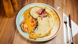 Cotlet de porc grill, piure de cartof cu cremă de trufe și sos piper