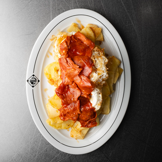 104 Ous de Calaf fregits amb patates, sobrassada i mel