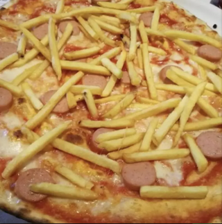 Pizza Con Wurstel Y Patatas Fritas