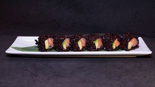 160. Chihiro Roll De Arroz Negro Con Salmón (8 Uds.)