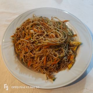 607 spaghetti di riso con verdure e gamberi 
