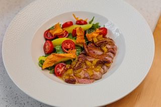 Теплий салат з качиною грудкою, грушею та горіхом Пекан (235г)