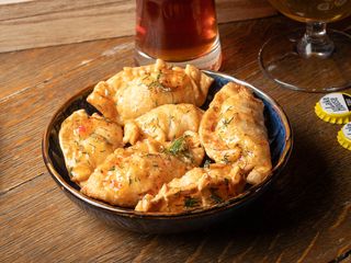 Crunch gyoza cu sea bass și creveți