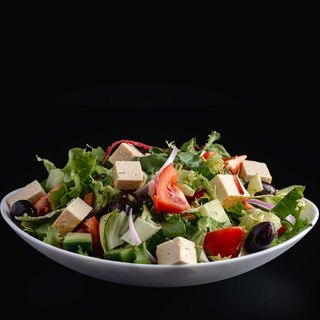 Salată Grecească cu brânză tofu