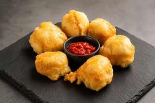 Uštipci sa čvarcima i kajmakom