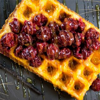 Waffe belgiene preparate cu unt visine & topping vanilie