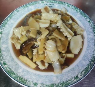 Lulas com Cogumelo Chinês e Bambu