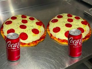 2 Pizzas Con Mozzarella + 2 Refrescos Grandes (2L)