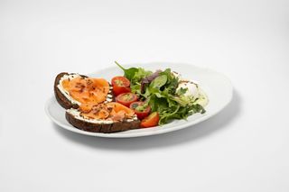 МИКС тосты с лососем и творожным сыром, яйцами-пашот и киноа 