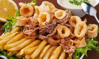 Fritto misto di pesce con patatine fritte 