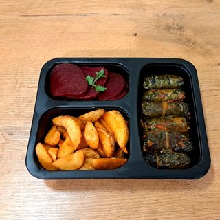 Sarmice sa zeljem, prilogom i salatom