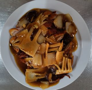 Pato Con Setas Y Bambú