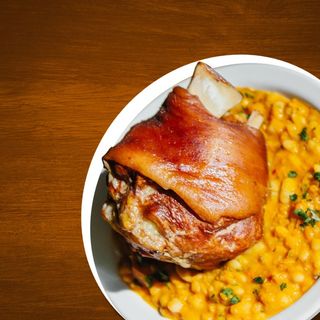 Ciolan de porc cu fasole si ardei