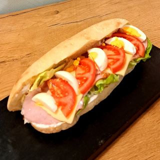 Sendviči sa pečenicom u somunu