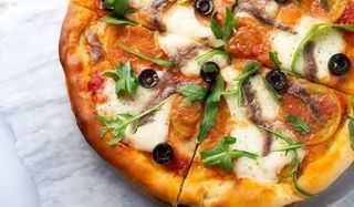 Pizza con olive e rucola