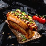 Хот-дог з молочною сосискою і перцем конфі