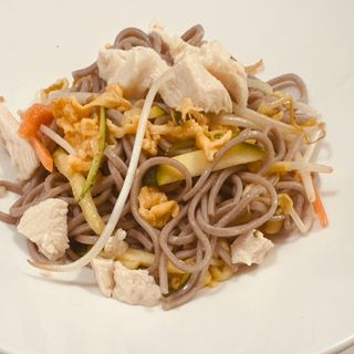 114 Spaghetti soba con pollo e verdure miste