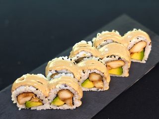 47A.Uramaki TEMPURIZADO DE SALMON AGUACATE Y QUESO CREMA 8piezas