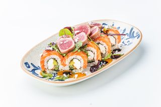 Спешл Філадельфія з лососем та тунцем-татакі 