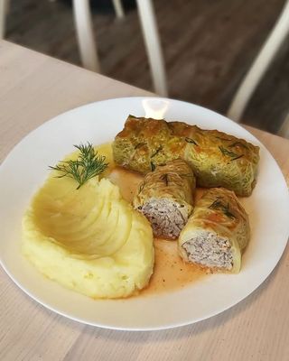 Gołąbki z mięsem i ryżem w sosie pomidorowym