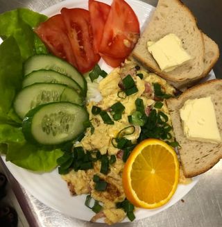 Jajka na szynce/boczku