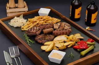 Grigliata mista di carne con patatine fritte