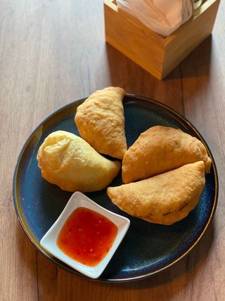 Chrupiące pierogi z pikantną wieprzowiną