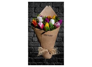 Букет 11бр разноцветни лалета в натурална хартия 